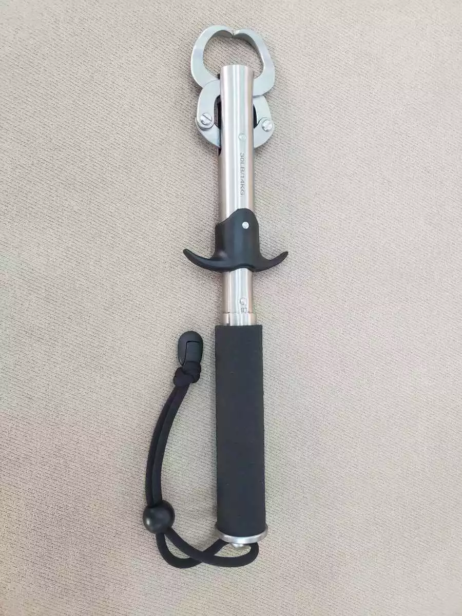 Improved Alive Fish Grip With 30lb Scale (BOGA) 1 Improved Alive Fish Grip With 30lb Scale (BOGA)